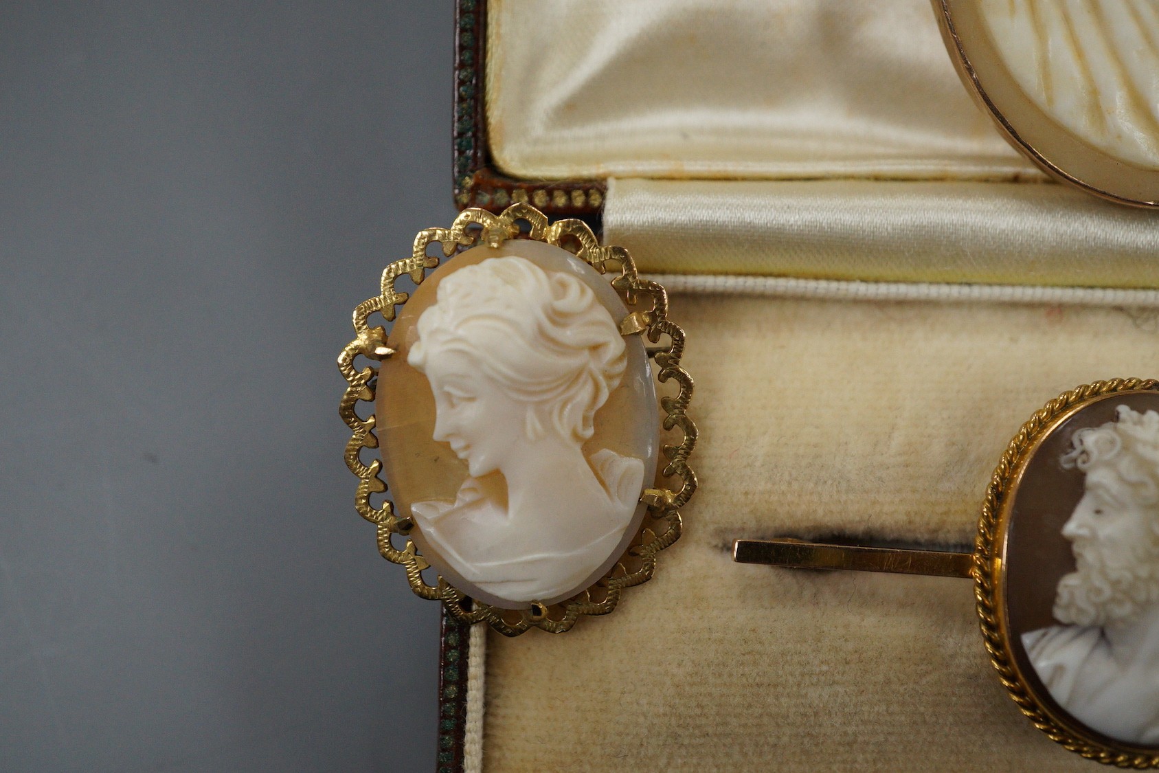 Two modern 9ct gold mounted oval cameo shell brooches, largest 30mm, a 9ct and oval cameo shell set bar brooch and one other yellow metal mounted cameo brooch(lacking pin).